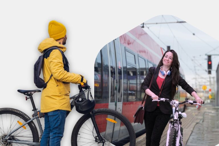 Zwei Personen, ein Mann und eine Frau, jeweils mit Fahrrädern. Im Hintergrund ein Zug.