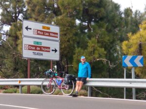 Alec Hager mit seinem roten Fahrrad auf Gran Canaria