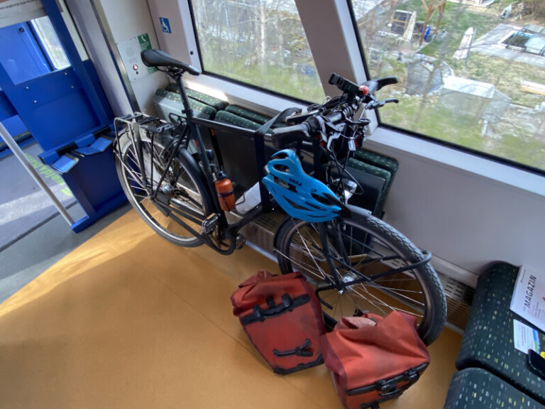 Ein Fahrrad im Zug. Die Taschen wurden vom Rad abgenommen.